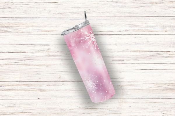 Ein rosa Thermobecher mit einem eleganten Schneeflockenmotiv, 590 ml Fassungsvermögen, schräg auf hellem Holzuntergrund platziert.